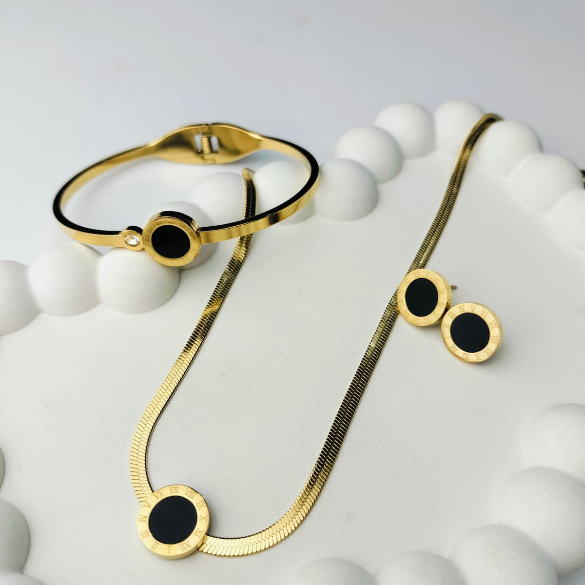 Roman Snake Chain – Sleek, Flat & Flexible Necklace for Layered Styling